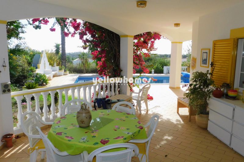 Espaçosa moradia V2 com piscina numa urbanização tranquila perto de Portimão